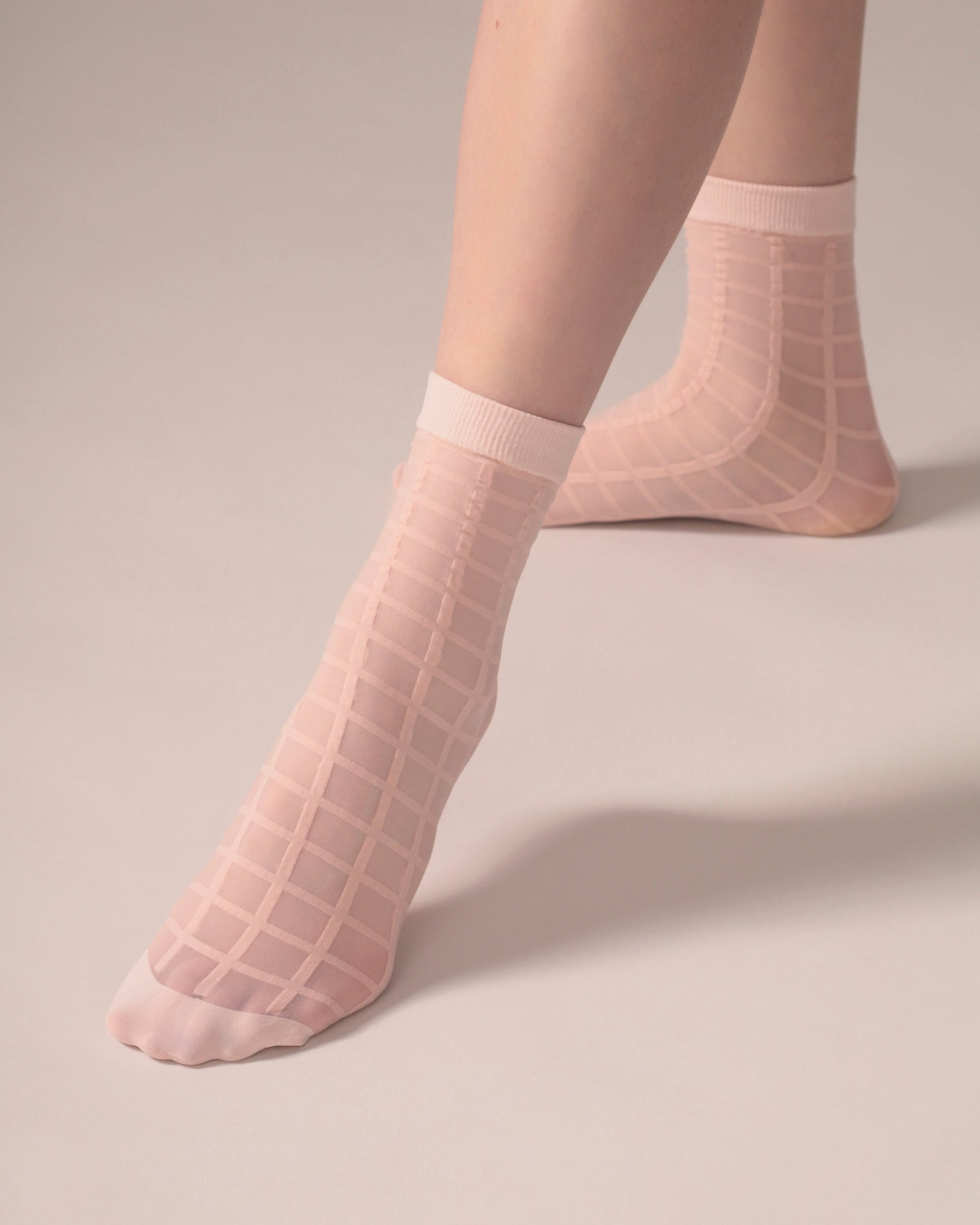 Chaussettes diaphanes à carreaux en Rose ballerine